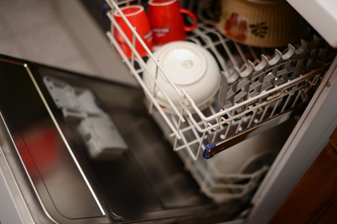 Washing Dishes By Dishwasher or By Hand--Which is More Effective? —